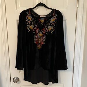 Embroidered Solitaire Black Tunic Top L